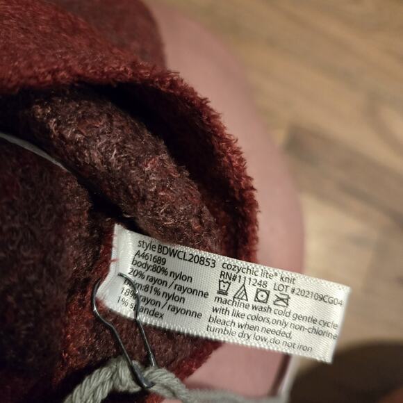 NWT Barefoot Dreams Women's CozyChic Lite confetti Beanie crimson rosewood red - Picture 4 of 4